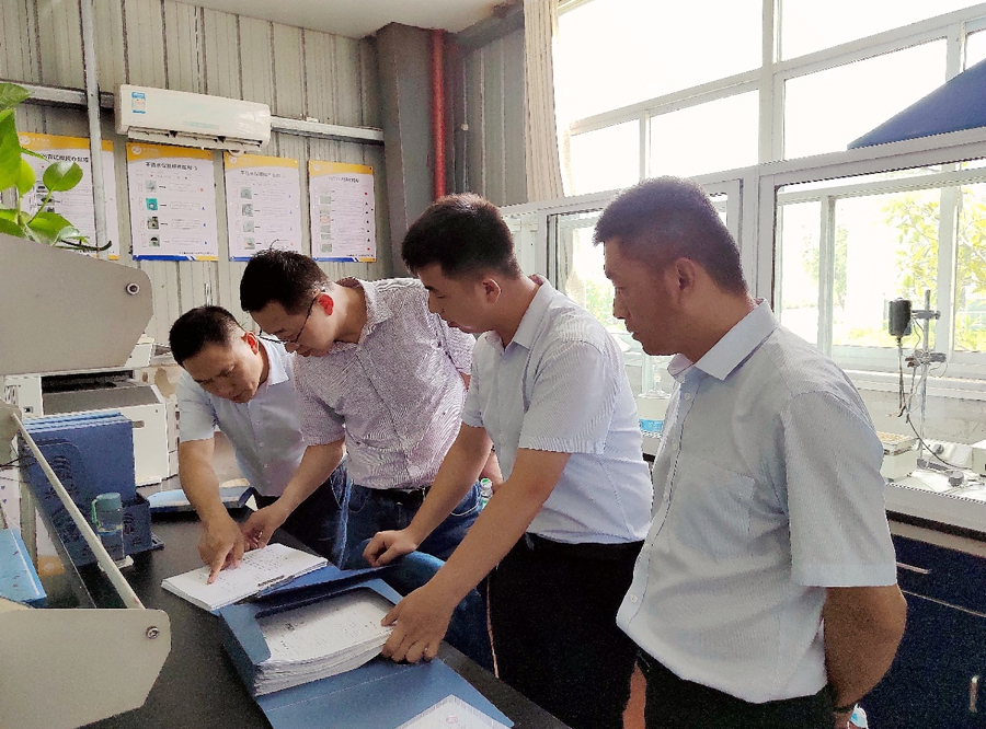 调研组在企业检验室查看检测台账