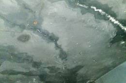 饭店厨房房顶漏水，有裂缝